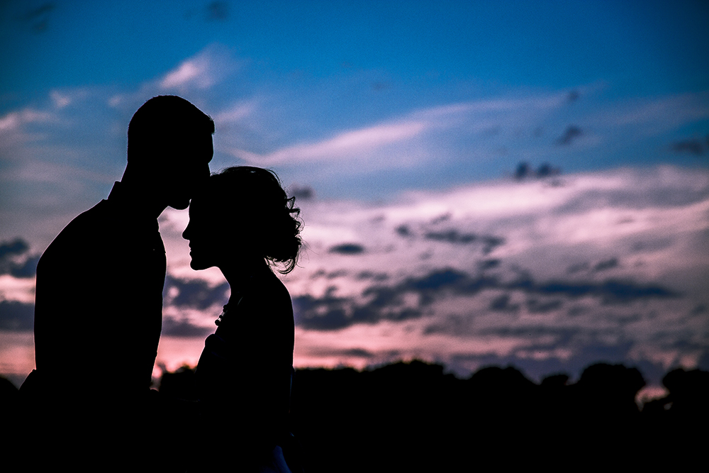 Sunset kiss wedding photo